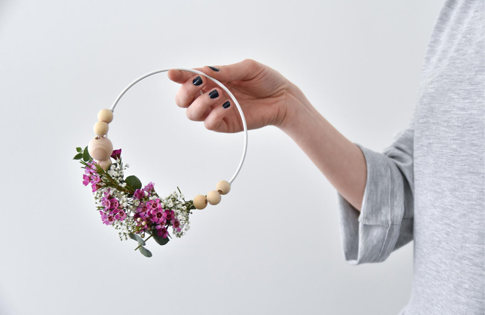 DIY : une jolie couronne fleurie pour aménager votre intérieur