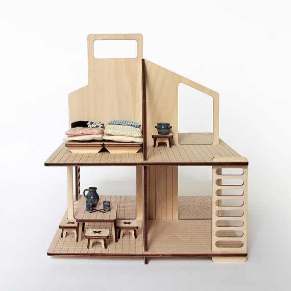 Maison de poupées en bois et son mobilier