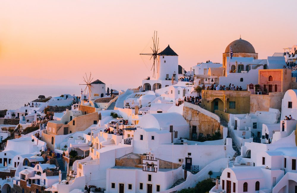 Destination Santorin : une décoration en blanc, bleu, bois