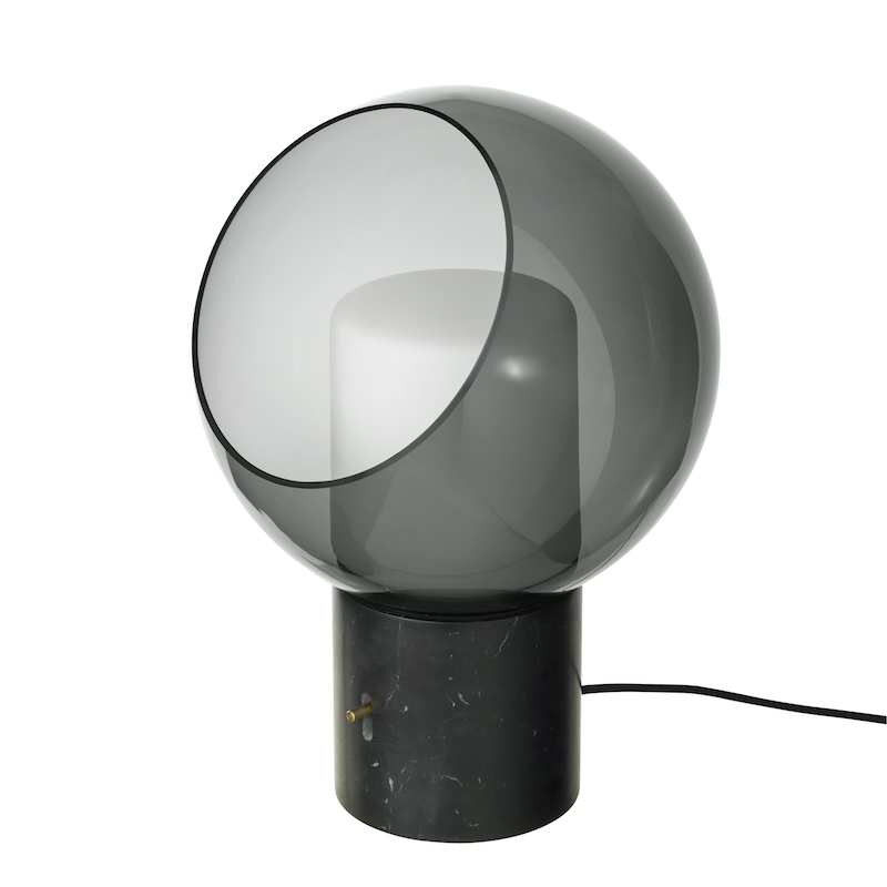 Lampe de table 'EVEDAL' globe en verre gris (H 39,4 cm), IKEA, 149€