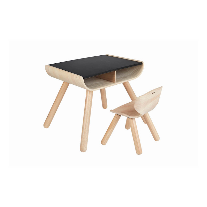 Bureau pour enfant en bois avec plateau  ardoise (52 x 48,8 x 43,8 cm), Plan Toys, 160€