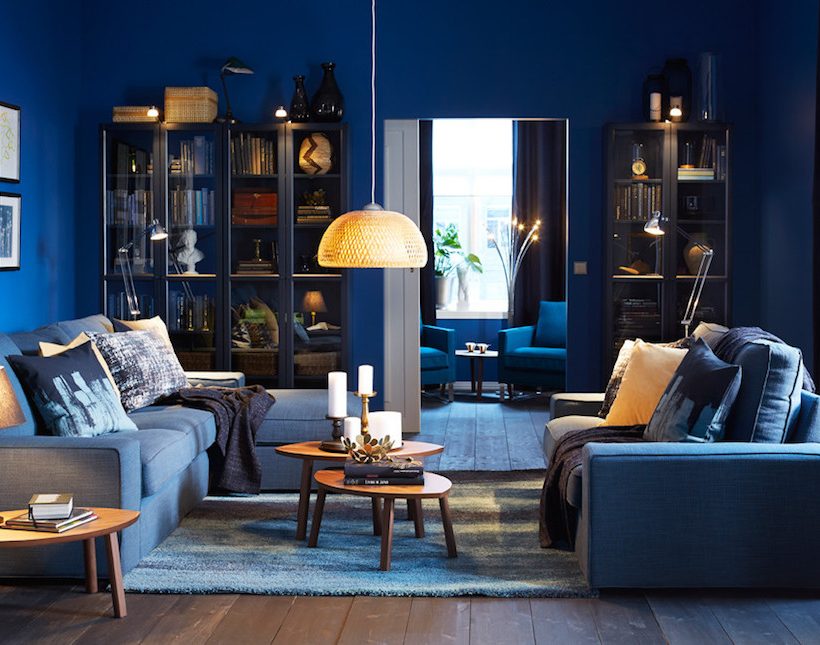 Décoration du salon : cet hiver, on adopte le bleu foncé