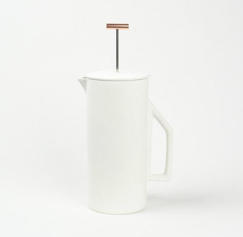 Cafetière à piston en céramique blanche (D 8,9 x L 14 x H 19 cm), Yueld Design, 120€