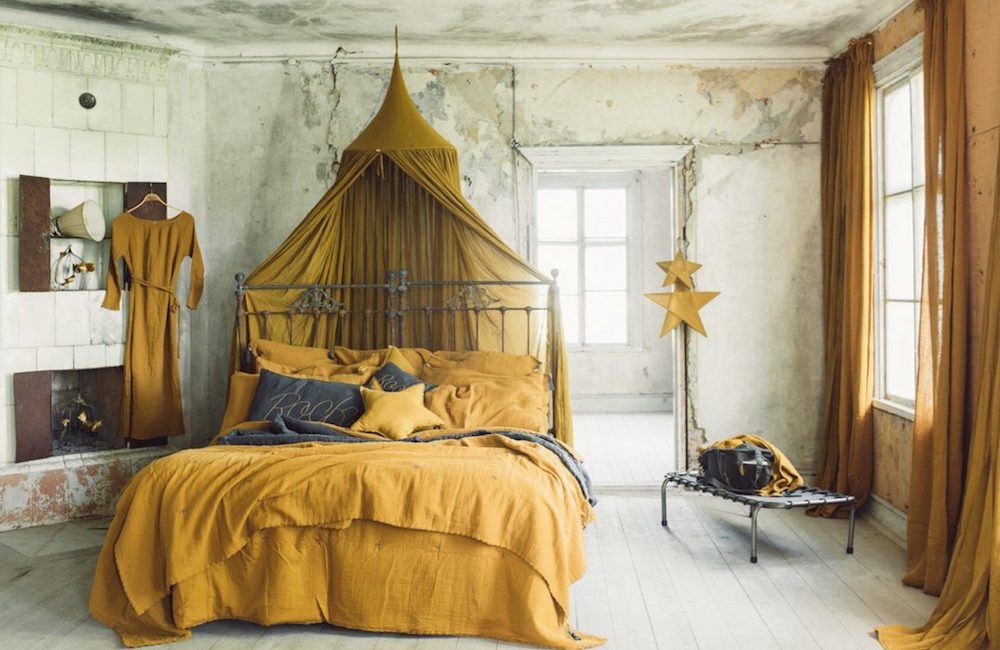 Une chambre d’enfant couleur ocre et caramel