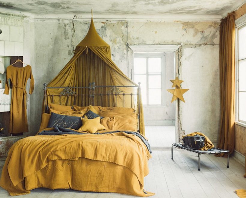 Une chambre d’enfant couleur ocre et caramel