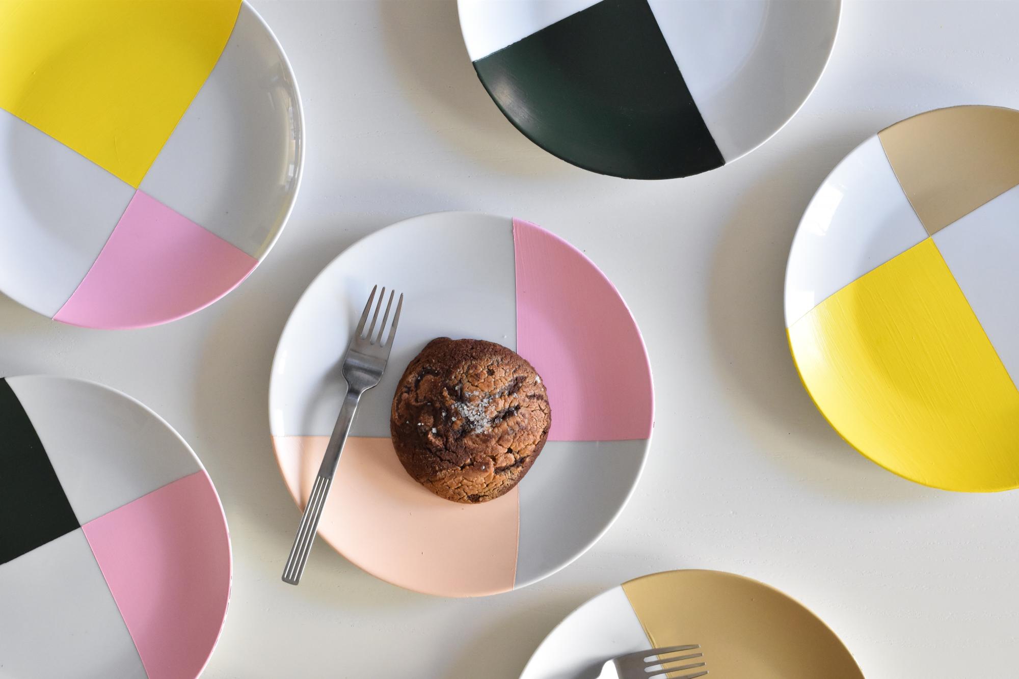 DIY : comment réaliser facilement des assiettes colorées?