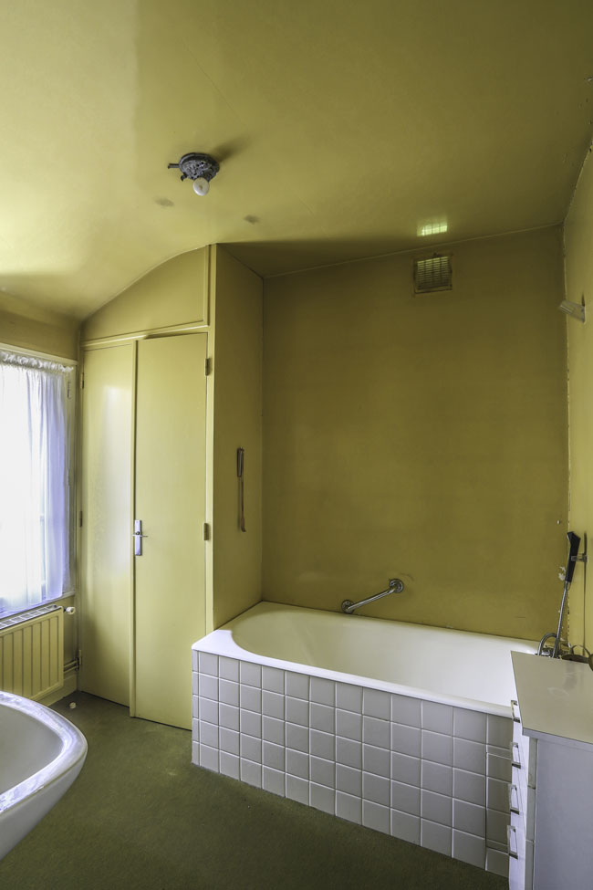 La salle de bains avant les rénovations.
