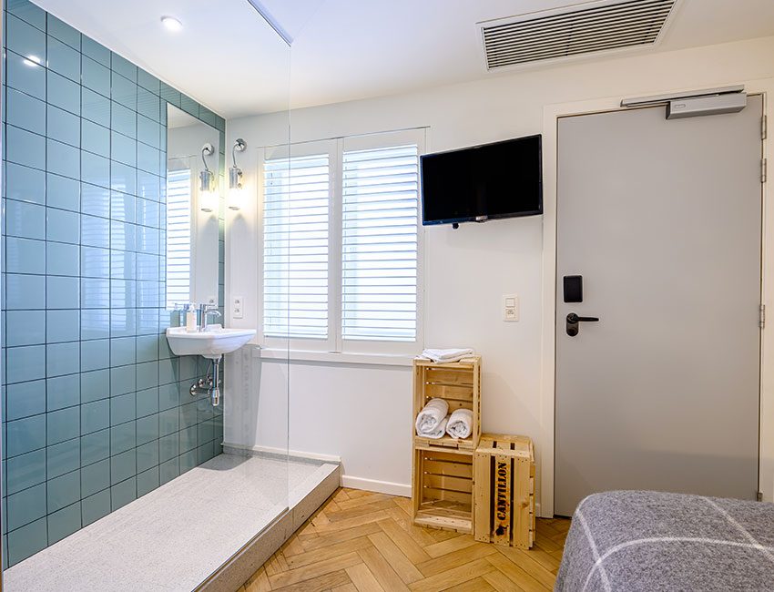 chambre avec salle de douche hotel a la grande cloche