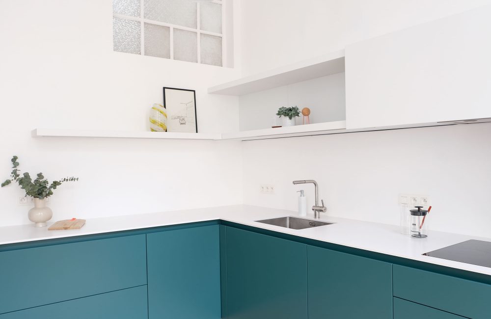 Avant / Après: un appartement où les tonalités turquoise donnent le ton