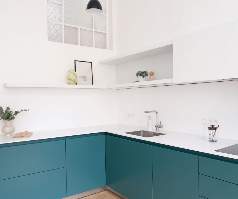 Avant / Après: un appartement où les tonalités turquoise donnent le ton