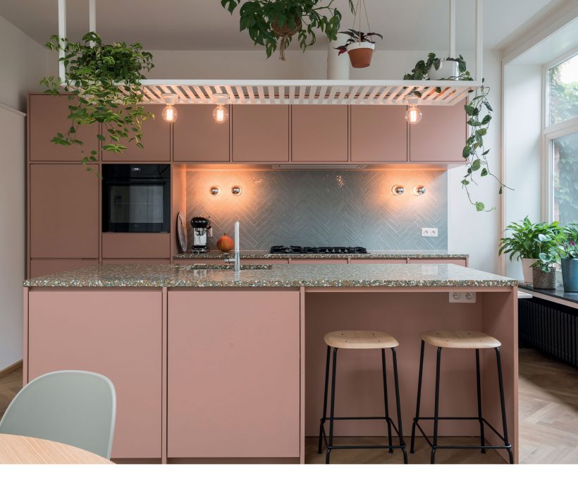 Avant / Après: la rénovation d’une cuisine en rose tendre