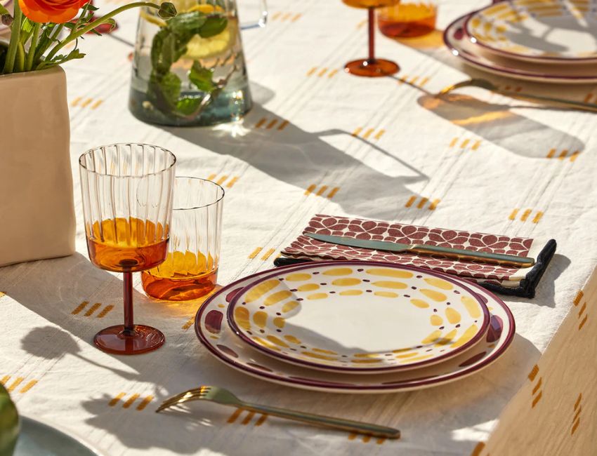 Sarah Lavoine convie le soleil à sa table d'été avec la collection Aura. © Maison Sarah Lavoine