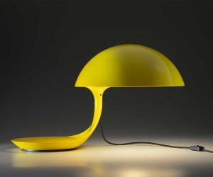 L’iconique lampe ‘Cobra’ célèbre les 100 ans du designer Elio Martinelli