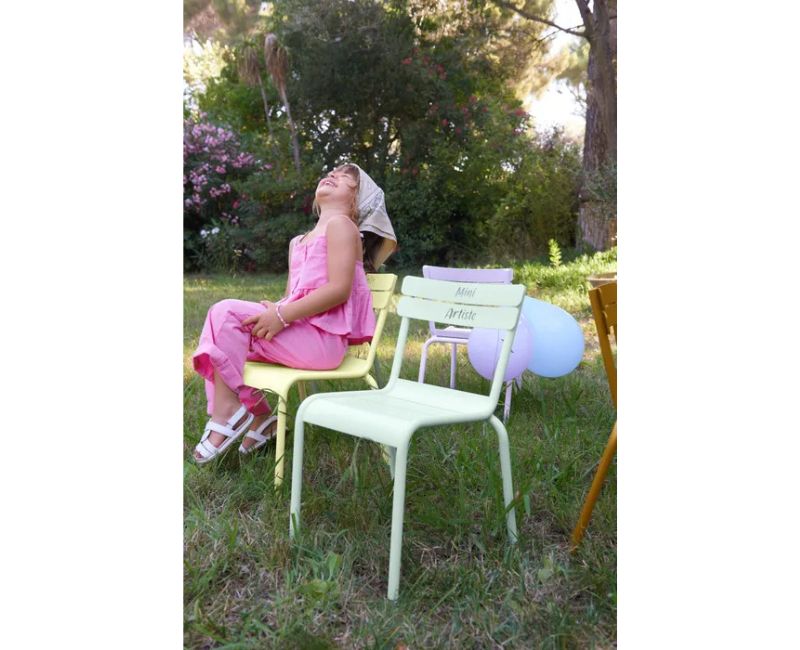 La nouvelle chaise de jardin pour enfant 'Mini Artist' de la collection Luxembourg Kid de Fermob. © Fermob 