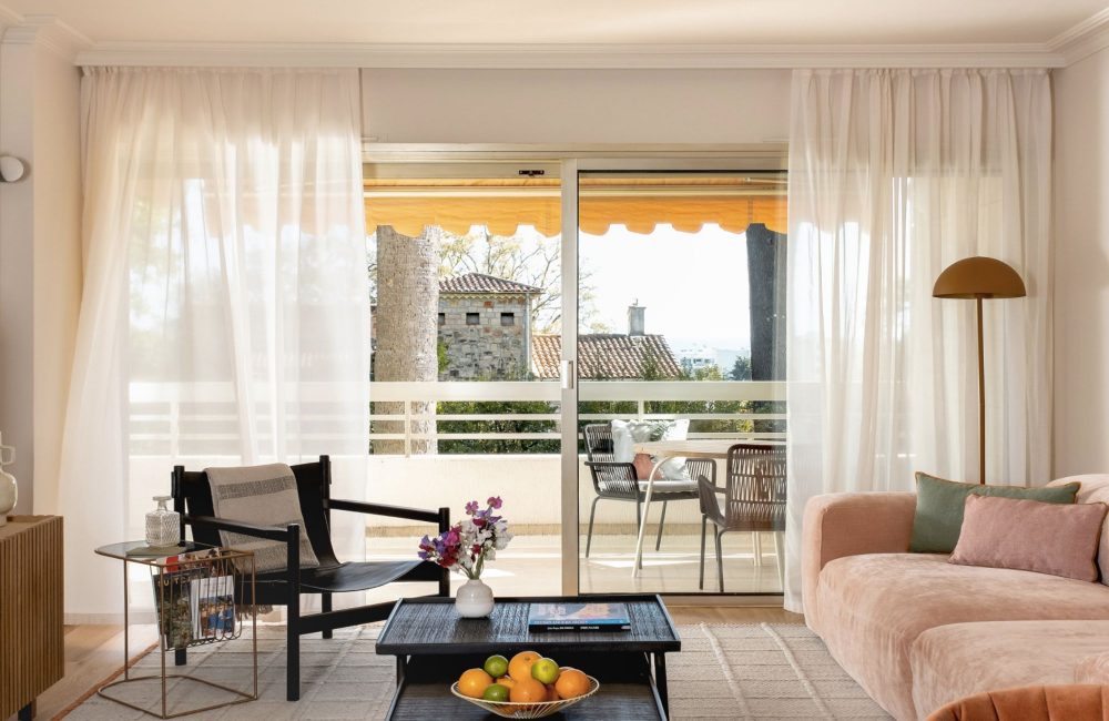 Home Tour: un appartement glamour inspiré des années 60 à Cannes