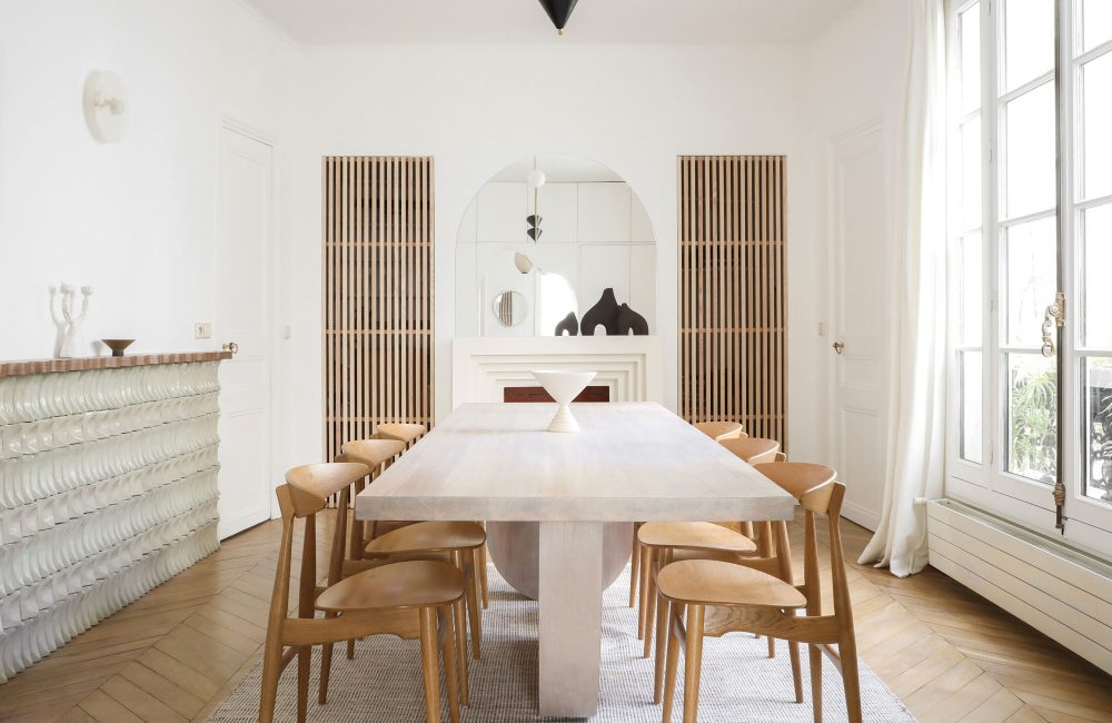 Home Tour: la rénovation moderne d’un appartement haussmannien à Paris