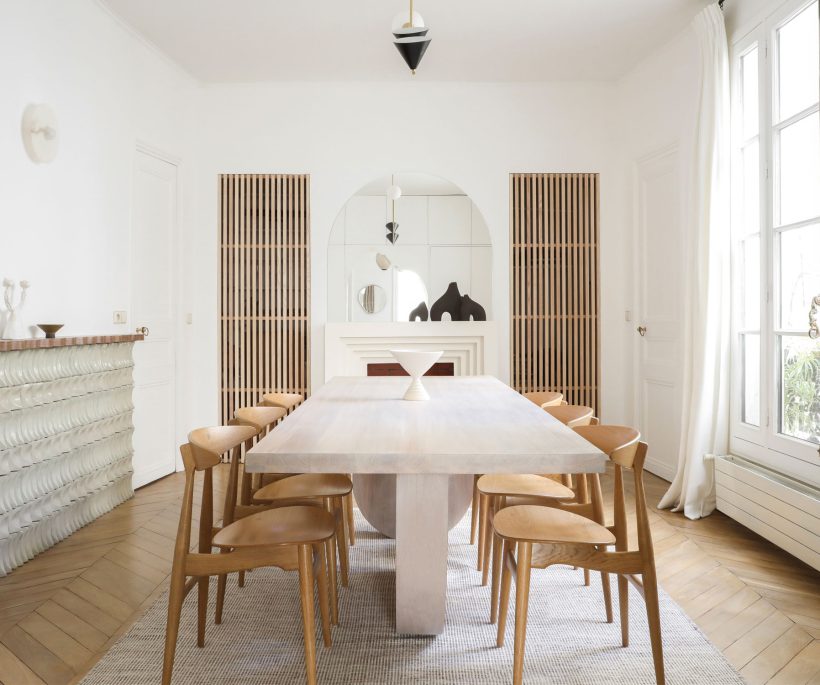 Home Tour: la rénovation moderne d’un appartement haussmannien à Paris