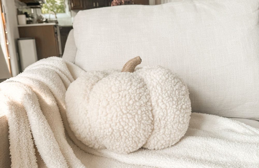 DIY Halloween: les coussins potiron de Céline du blog I Do It Myself