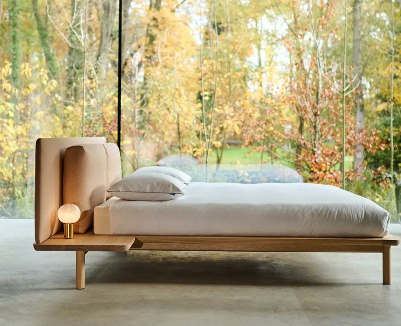 Le cadre de lit 'Noble' en chêne massif au luxe discret de chez © Auping