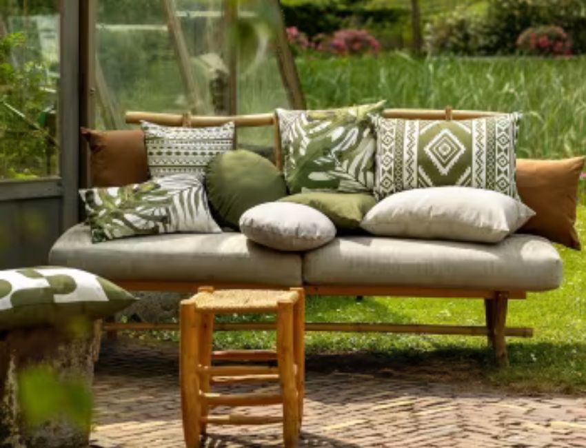 La gamme de coussins d'exterieur Dutch Decor chez © Maisons du Monde