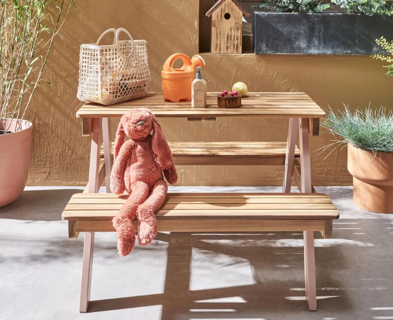 La table de pique-nique pour enfants en bois de hez sweeek. © sweeek.