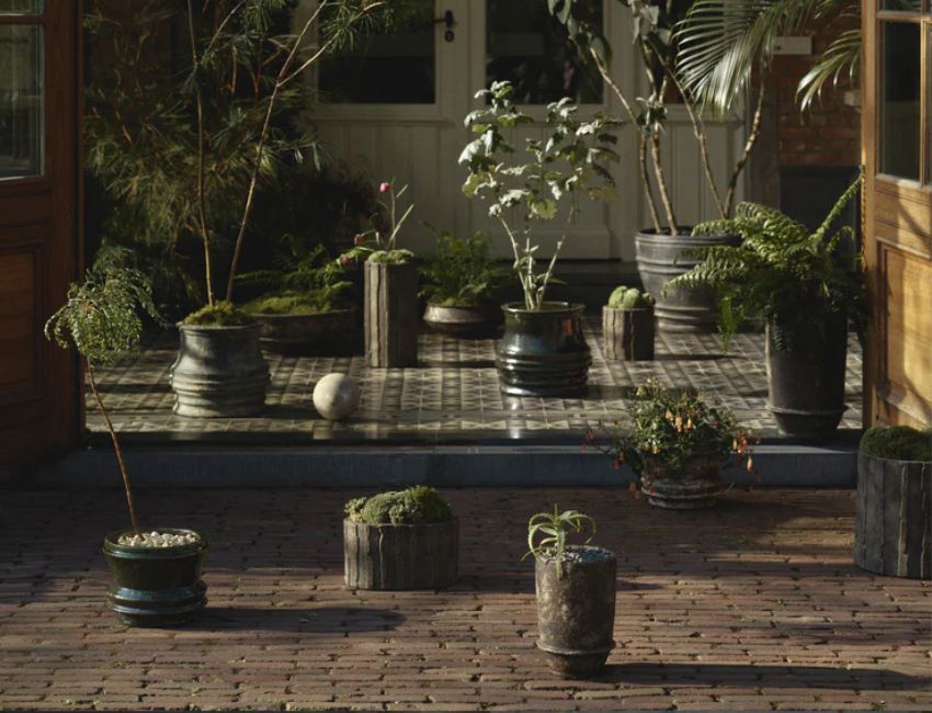 La série de jardinières en grès 'Mesa' de la collection 'Pottery' de la designer Kelly Wearsler pour l'éditeur belge Serax.