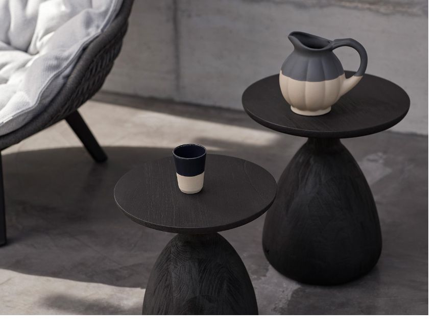 Les tables d'appoint 'Tsuki' en teck noir de chez © Manutti