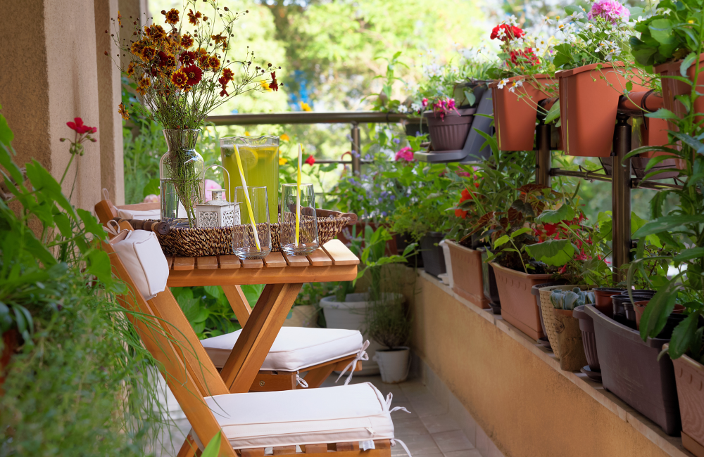 10 jardinières et pots à suspendre pour embellir un balcon