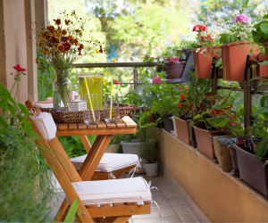 10 jardinières et pots à suspendre pour embellir un balcon