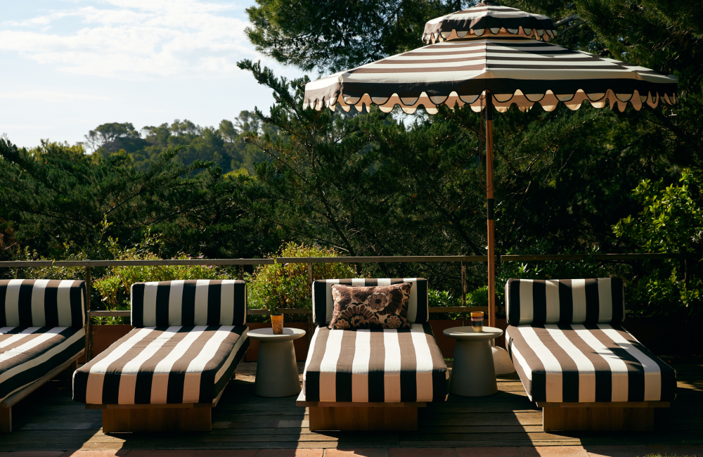 10 parasols pour une terrasse fraîche, stylée et bien pensée