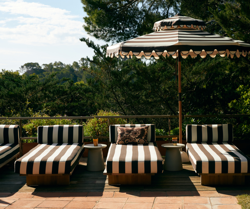 10 parasols pour une terrasse fraîche, stylée et bien pensée